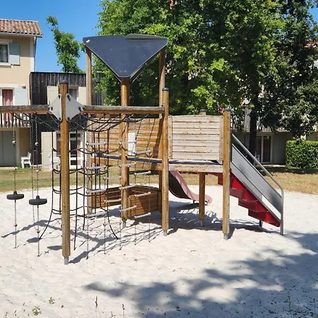 T3 Famille - Piscine, Aire De Jeux - *